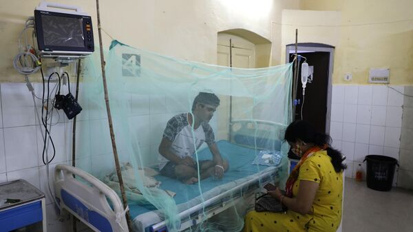 A dengue patient rests under a mosquito net at the dengue ward of a government hospital in Prayagraj, Uttar Pradesh state, India, Wednesday, Sept. 15, 2021.  - Sputnik भारत