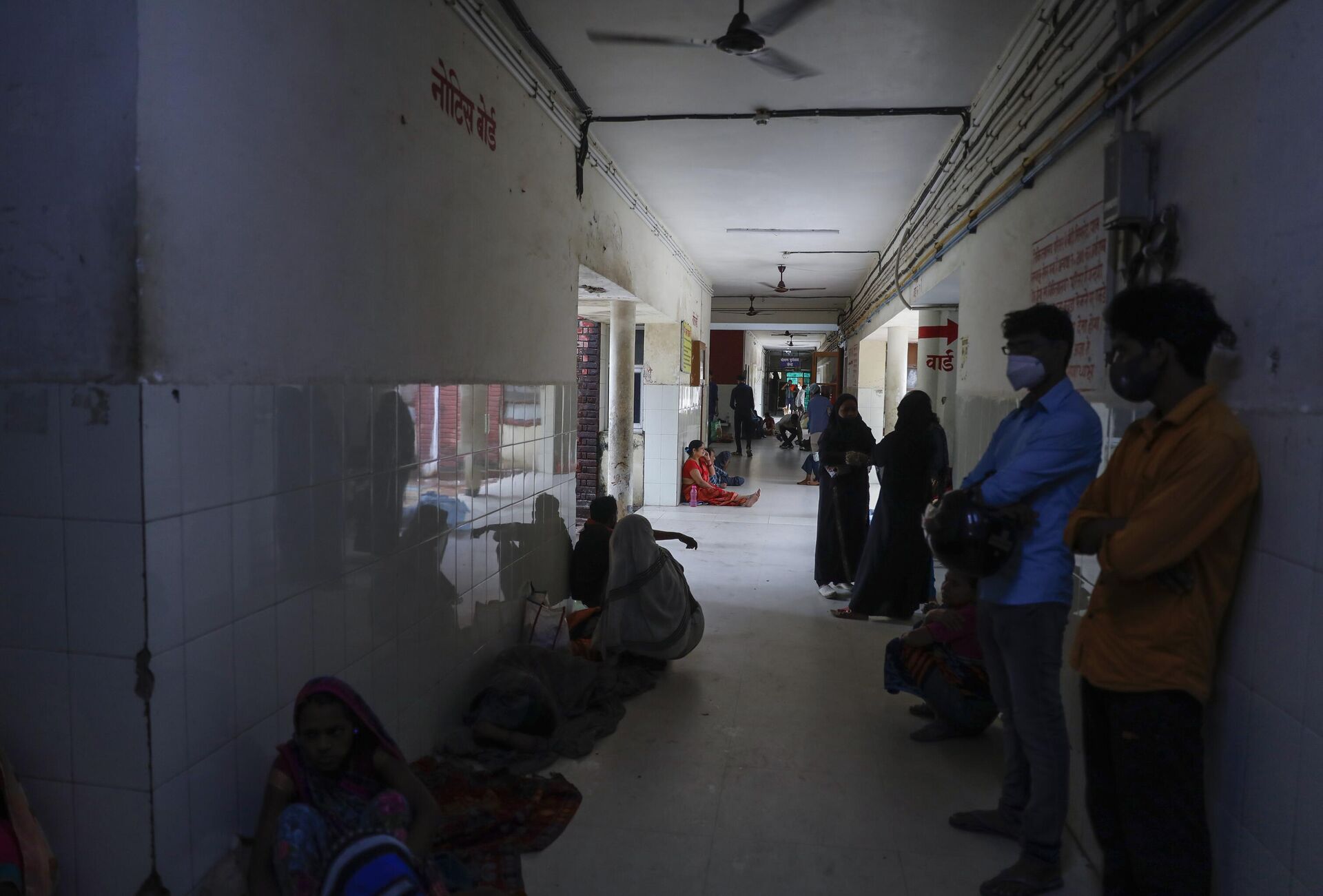 Relatives of patients wait in a corridor at the Sarojini Naidu Children’s Hospital, in Prayagraj, Uttar Pradesh state, India, Wednesday, Sept. 15, 2021.  - Sputnik भारत, 1920, 15.09.2023