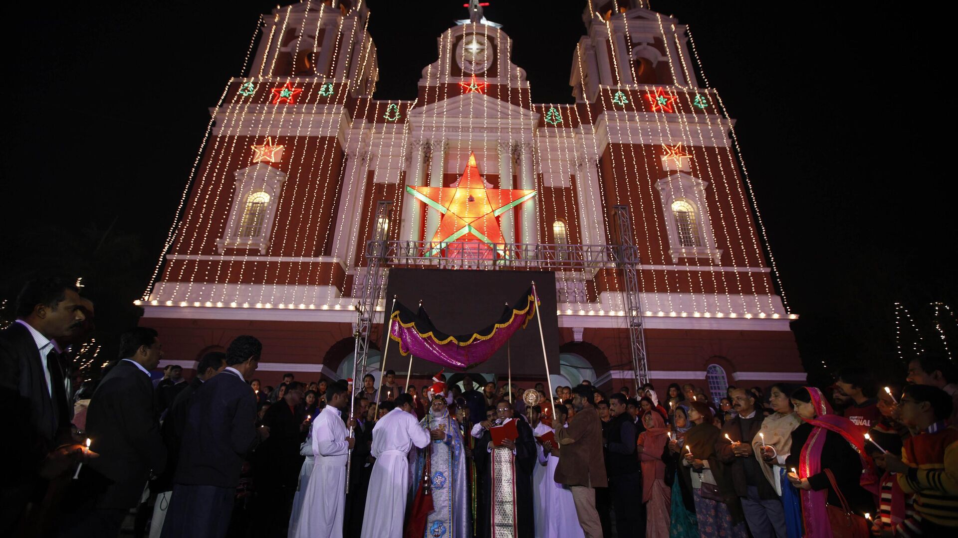 Christian religious heads perform Syro-Malankara Rite, a ritual, at the illuminated Sacred Heart's Cathedral on Christmas Eve in New Delhi, India, Tuesday, Dec. 24, 2013. Though Hindus and Muslims comprise the majority of the population in India, Christmas is celebrated with much fanfare. - Sputnik भारत, 1920, 15.09.2023