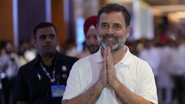Congress party leader Rahul Gandhi greets as he arrives to attend a meeting of INDIA, an alliance of opposition parties, in Mumbai, India, Thursday, Aug. 31, 2023. - Sputnik India