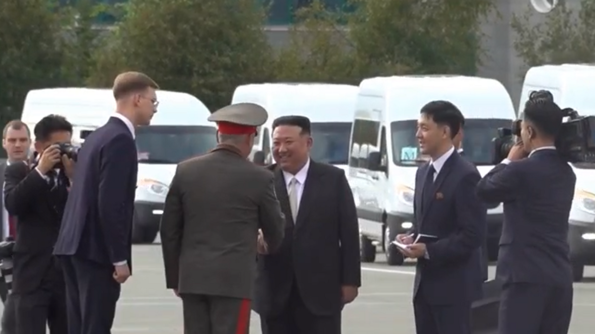 North Korean leader Kim Jong Un arrived at the airfield early Saturday, meeting with Russian Defense Minister Sergei Shoigu before viewing a variety of Russian military aircraft - Sputnik भारत, 1920, 16.09.2023