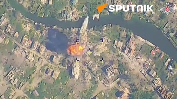 Watch Russian Precision Strike Take Out Ukrainian Positions - Sputnik भारत