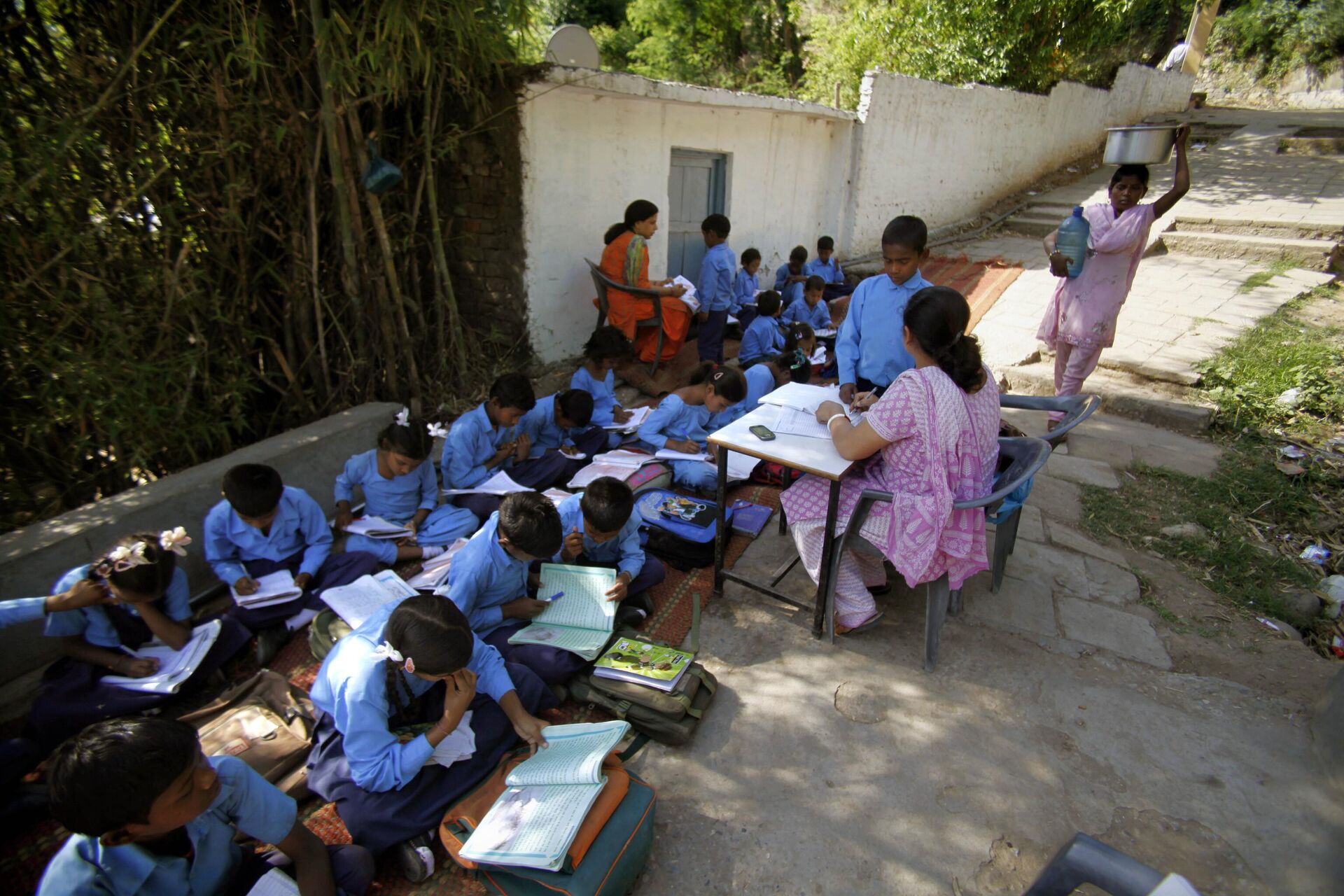 Indian children study at an open air school in Jammu, India, Thursday, May 3, 2012. - Sputnik India, 1920, 16.09.2023