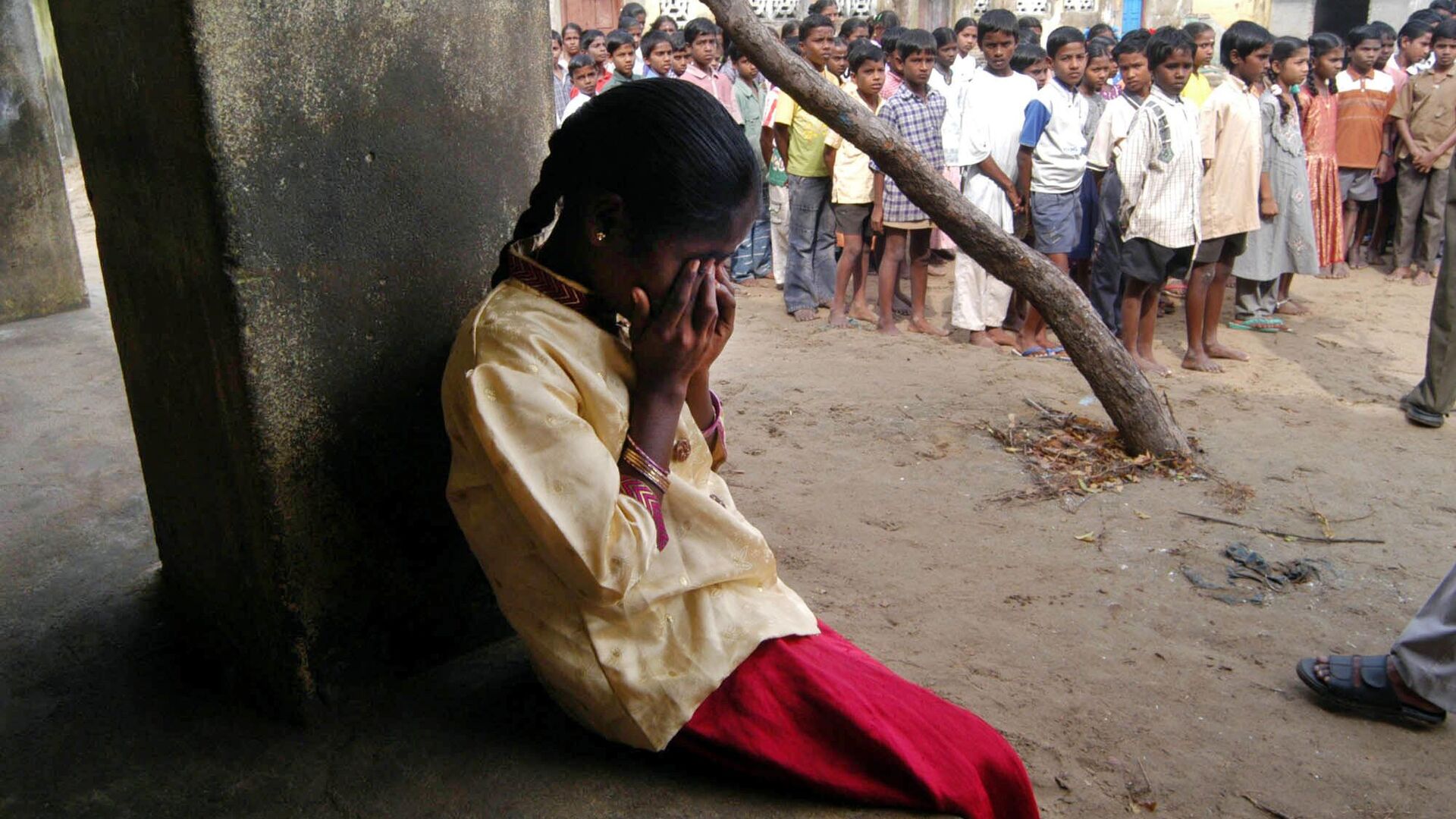 A grade 7 student cries at the Government Higher Secondary School in Akkarai Pettai, Tamil Nadu, Monday, Jan. 10, 2005. (AP Photo/Gautam Singh) - Sputnik India, 1920, 16.09.2023