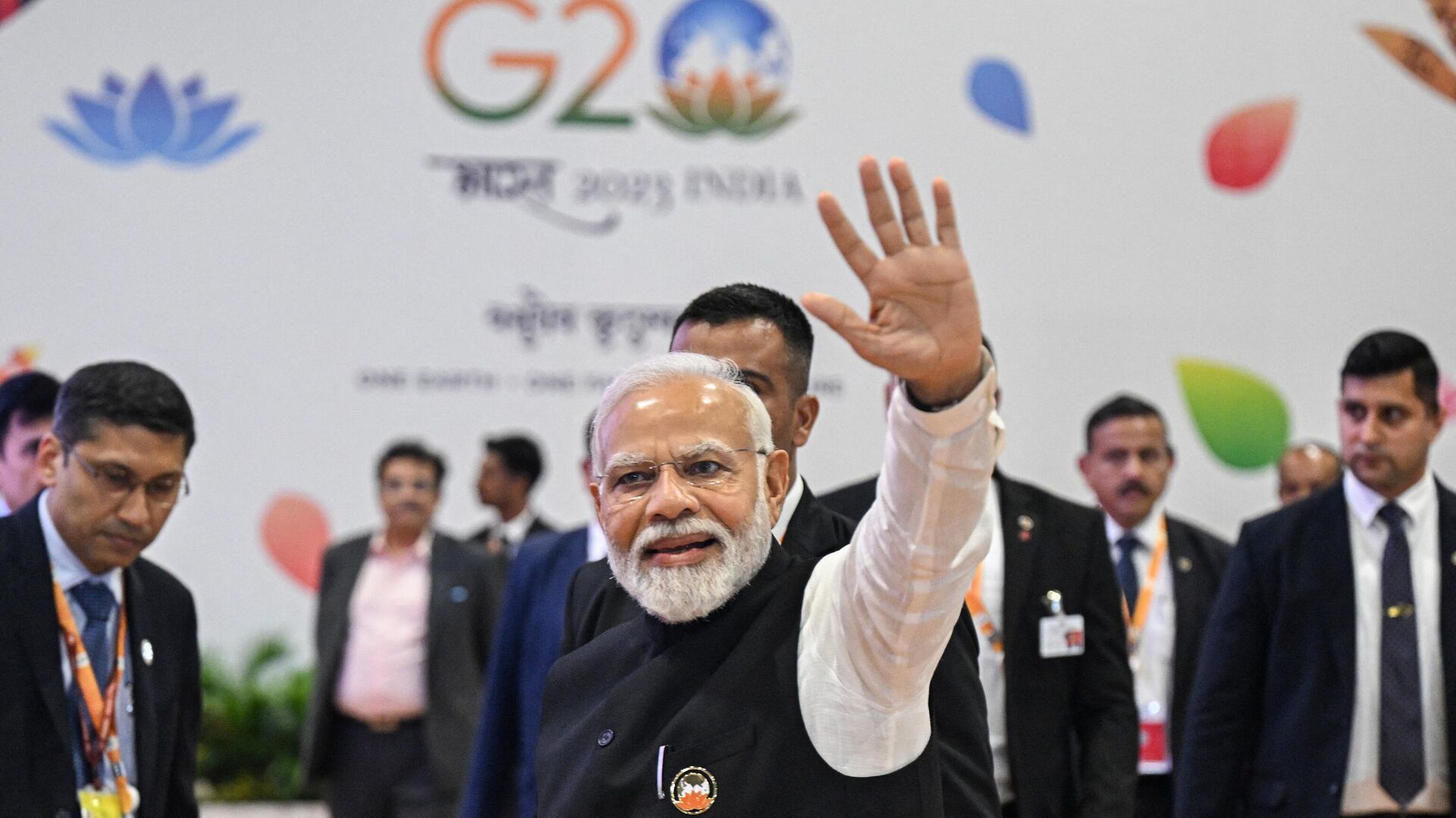 India's Prime Minister Narendra Modi (C) waves to the media representatives during his visit to the International media centre, at the G20 summit venue, in New Delhi on September 10, 2023.  - Sputnik भारत, 1920, 30.12.2023