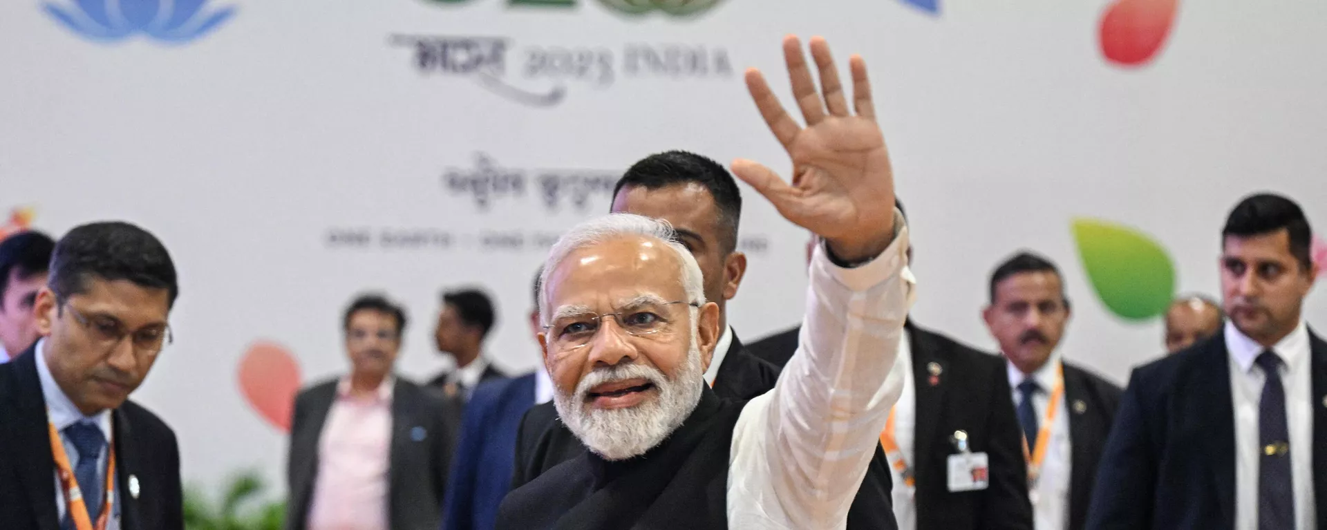 India's Prime Minister Narendra Modi (C) waves to the media representatives during his visit to the International media centre, at the G20 summit venue, in New Delhi on September 10, 2023.  - Sputnik भारत, 1920, 17.09.2023