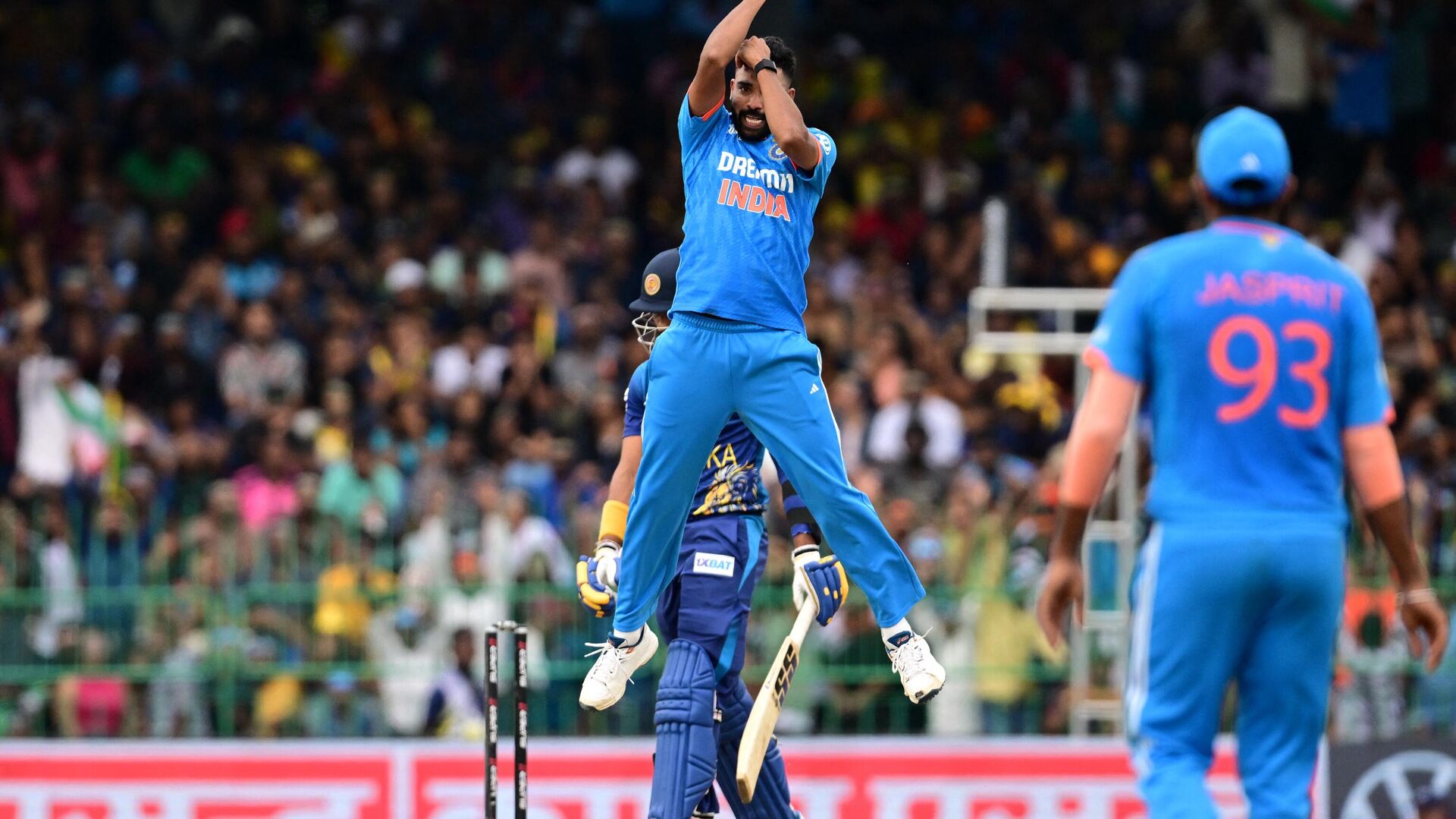 India's Mohammed Siraj (C) celebrates after taking the wicket of Sri Lanka's captain Dasun Shanaka during the Asia Cup 2023 final one-day international (ODI) cricket match between Sri Lanka and India at the R. Premadasa Stadium in Colombo on September 17, 2023.  - Sputnik भारत, 1920, 17.09.2023