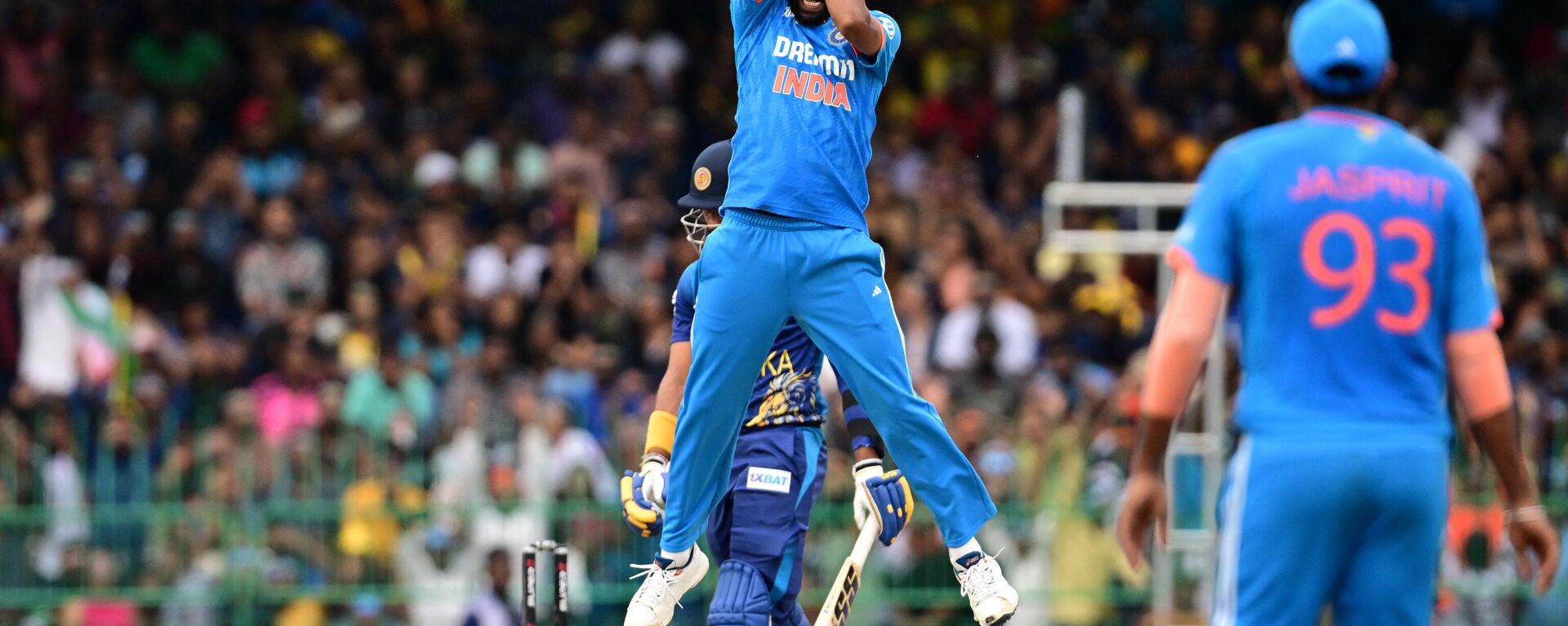 India's Mohammed Siraj (C) celebrates after taking the wicket of Sri Lanka's captain Dasun Shanaka during the Asia Cup 2023 final one-day international (ODI) cricket match between Sri Lanka and India at the R. Premadasa Stadium in Colombo on September 17, 2023.  - Sputnik India, 1920, 17.09.2023