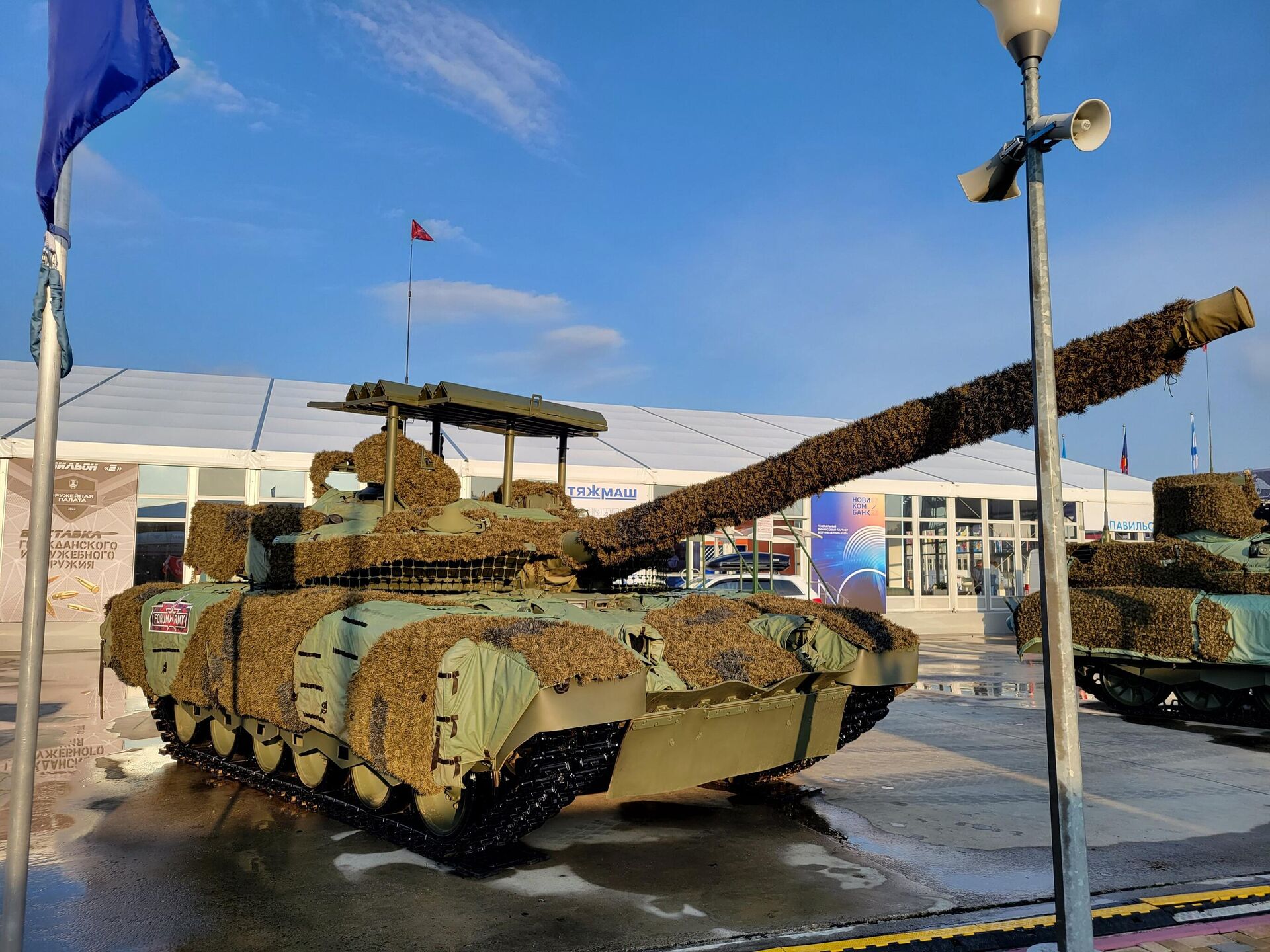 Russian main battle tank equipped with anti-drone screen armor at the ARMY-2023 expo outside Moscow. August 2023. - Sputnik भारत, 1920, 19.09.2023