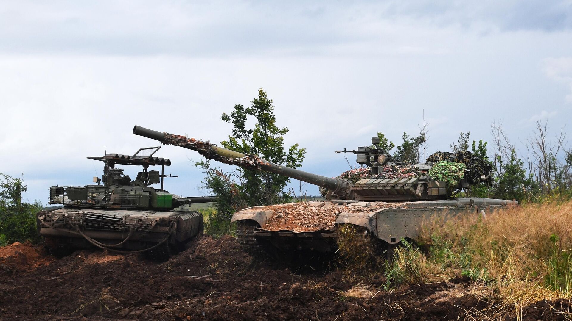 Customized T-80s from the 200-th Motorized Rifle Brigade of the Southern Group of Forces in the special operation zone near Soledar, Donetsk, June 2023. - Sputnik भारत, 1920, 18.09.2023
