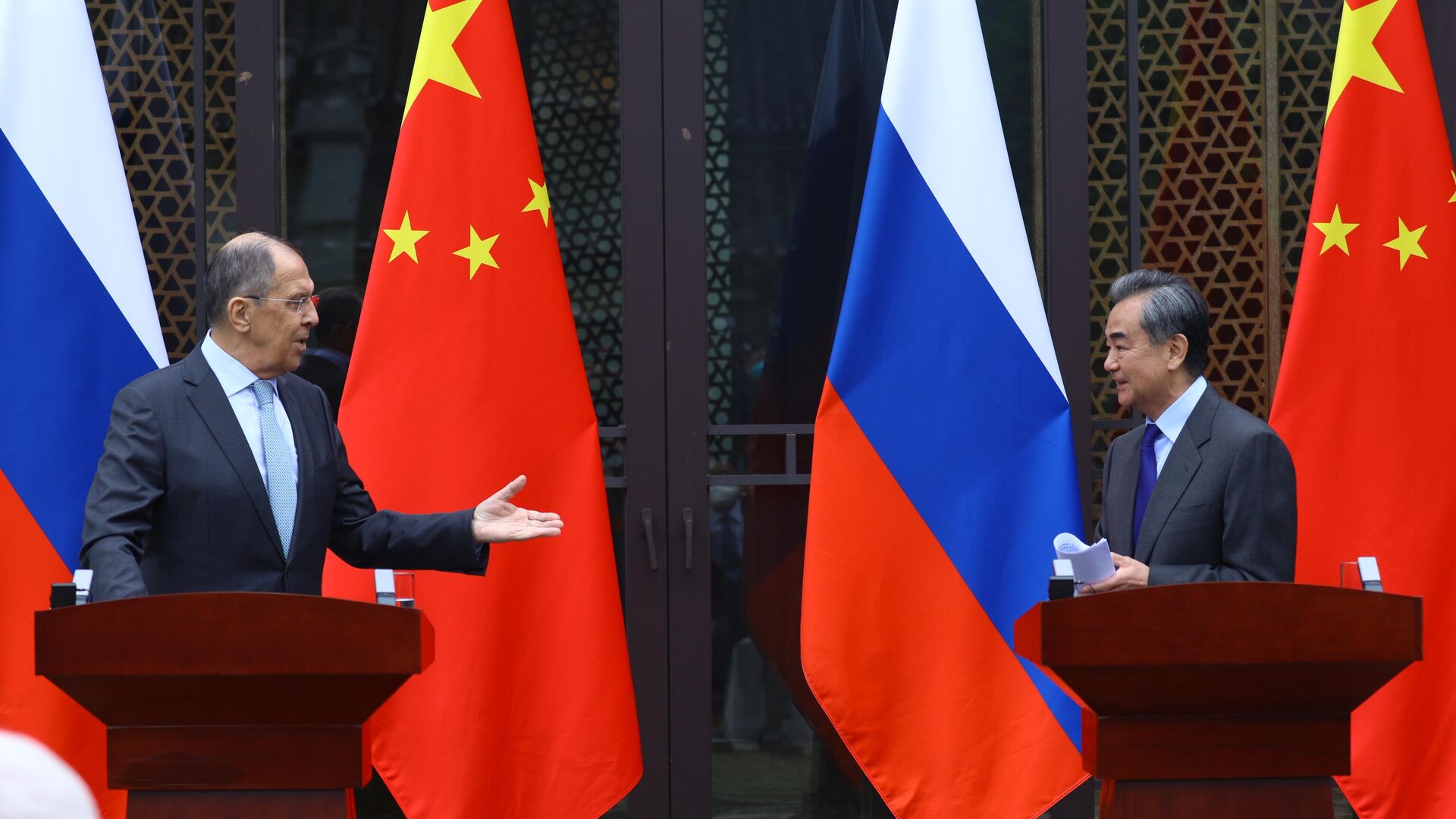 Russian Foreign Minister Sergey Lavrov and Chinese Foreign Minister Wang Yi, 23 March 2022, China - Sputnik India, 1920, 18.09.2023