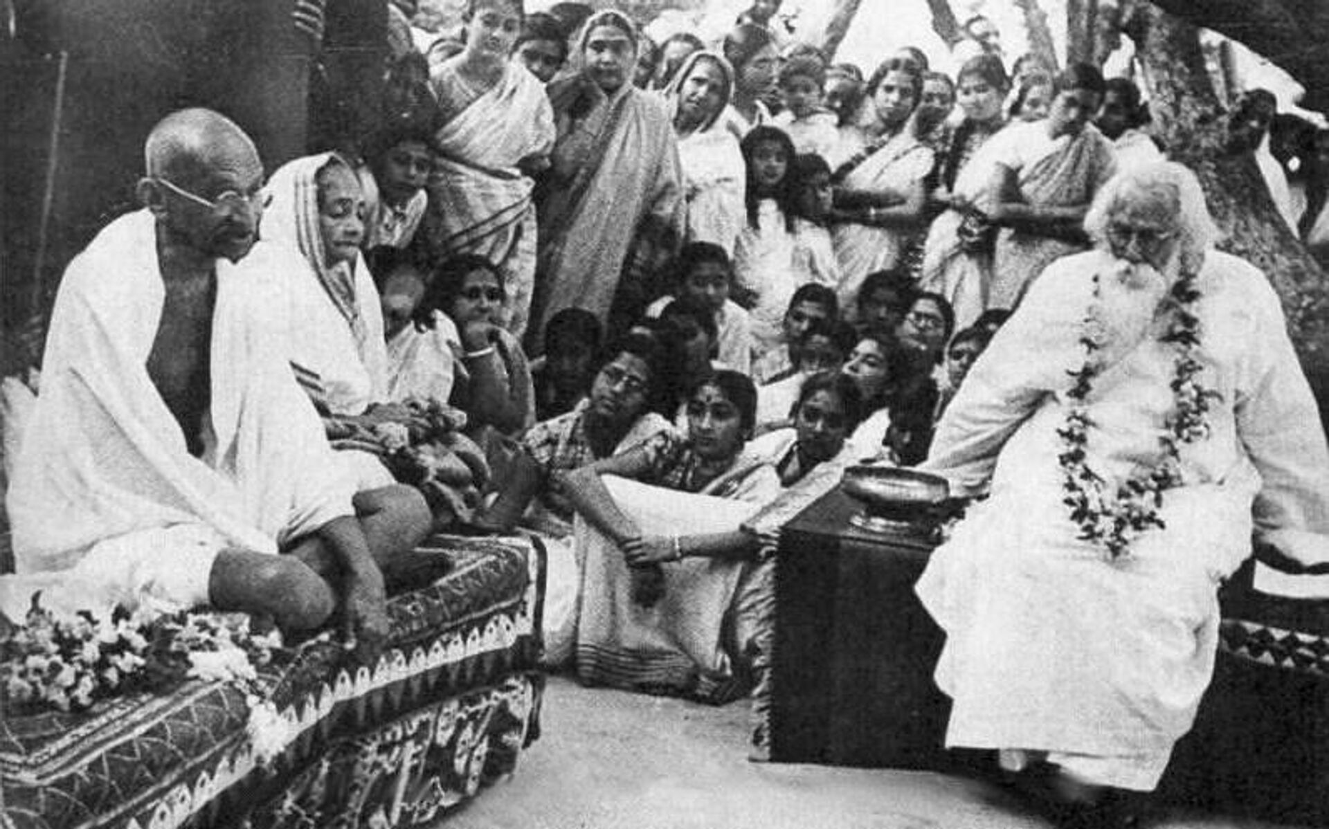 Рабиндранат Тагор с Махатмой Ганди и Кастурбой Ганди в Шанти- Никетане в 1940 году - Sputnik India, 1920, 18.09.2023