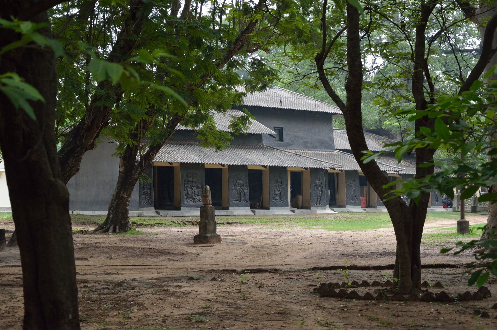 Кало Бари (Черный дом), уникальное сооружение из глины и каменноугольной смолы, построенный как общежитие для старшеклассников Кала-Бхаваны - Sputnik India, 1920, 18.09.2023