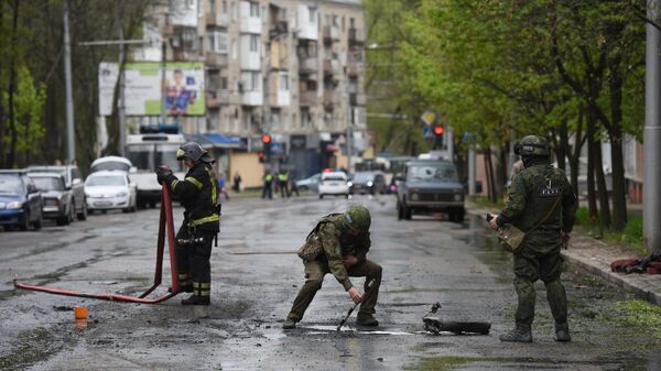 Joint Centre of Control and Coordination workers and emergency services personnel at the site of a deadly Ukrainian shelling attack in Donetsk. April 28, 2023. - Sputnik भारत