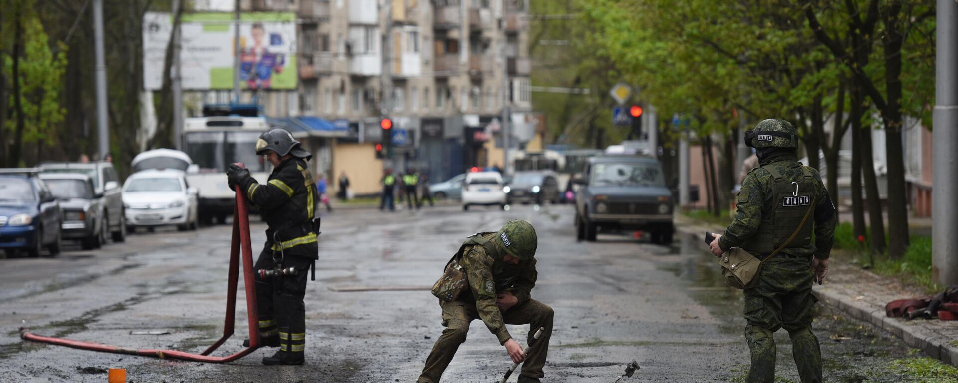 Joint Centre of Control and Coordination workers and emergency services personnel at the site of a deadly Ukrainian shelling attack in Donetsk. April 28, 2023. - Sputnik भारत, 1920, 28.10.2023
