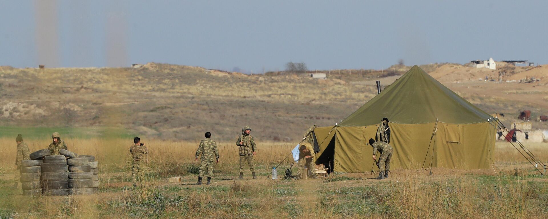 Azerbaijanian border gather at a tent as they control their side of the new border between the region of Nagorno-Karabakh and Azerbaijan, near the village of Berdashen, Tuesday, Nov. 24, 2020 - Sputnik भारत, 1920, 19.09.2023
