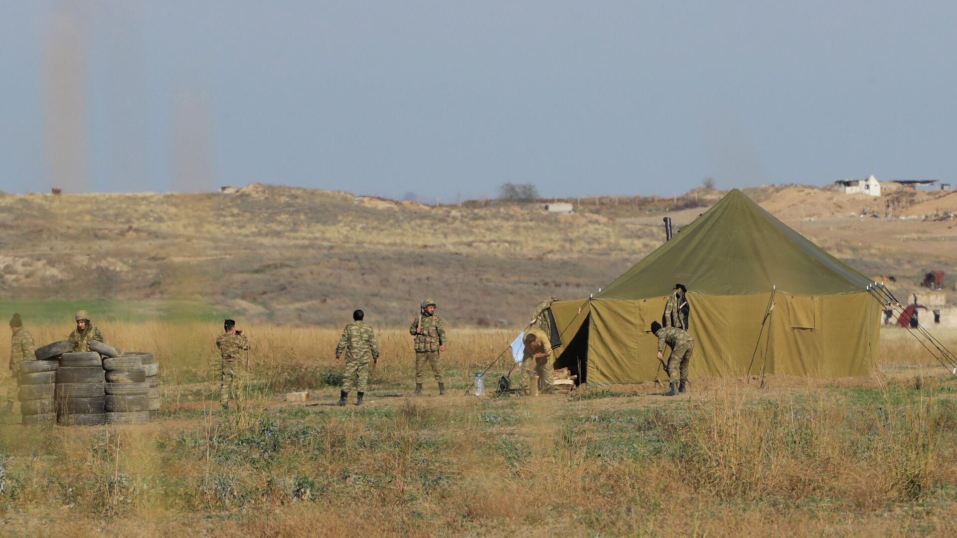 Azerbaijanian border gather at a tent as they control their side of the new border between the region of Nagorno-Karabakh and Azerbaijan, near the village of Berdashen, Tuesday, Nov. 24, 2020 - Sputnik भारत, 1920, 19.09.2023