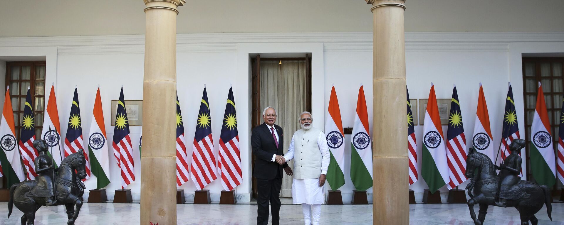 Indian Prime Minister Narendra Modi, right, shakes hands with his Malaysian counterpart Najib Razak before a meeting in New Delhi, India, Saturday, April 1, 2017 - Sputnik India, 1920, 14.12.2023
