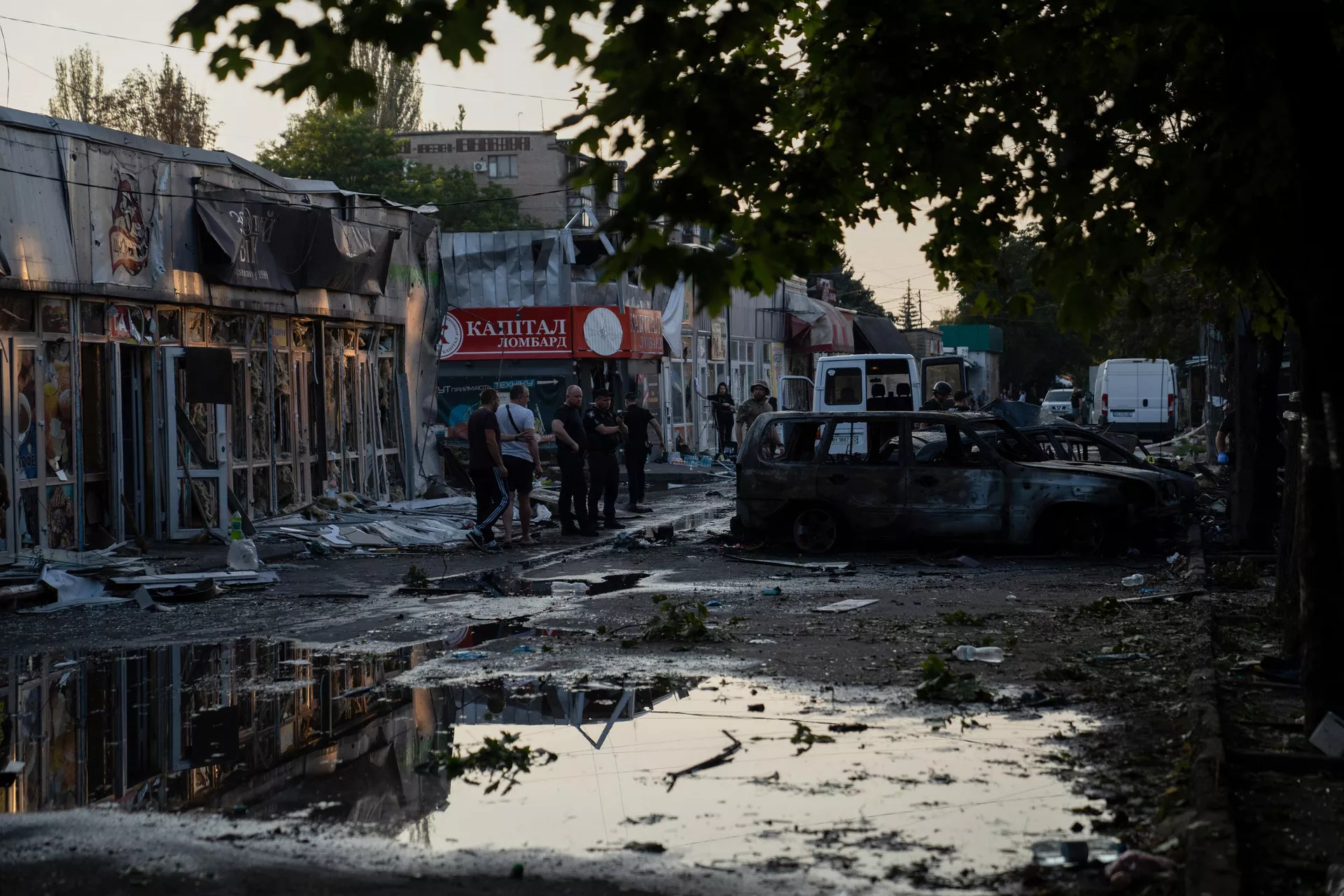 People walk at the site of a missile strike at a market in Konstantinovka, Donetsk region on September 6, 2023. - Sputnik भारत, 1920, 19.09.2023