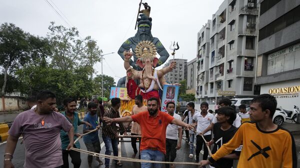 Devotees transport an idol of elephant-headed Hindu god Ganesha for worship on the eve of Ganesh Chaturthi festival in Ahmedabad, India, Monday, Sept. 18, 2023. - Sputnik India