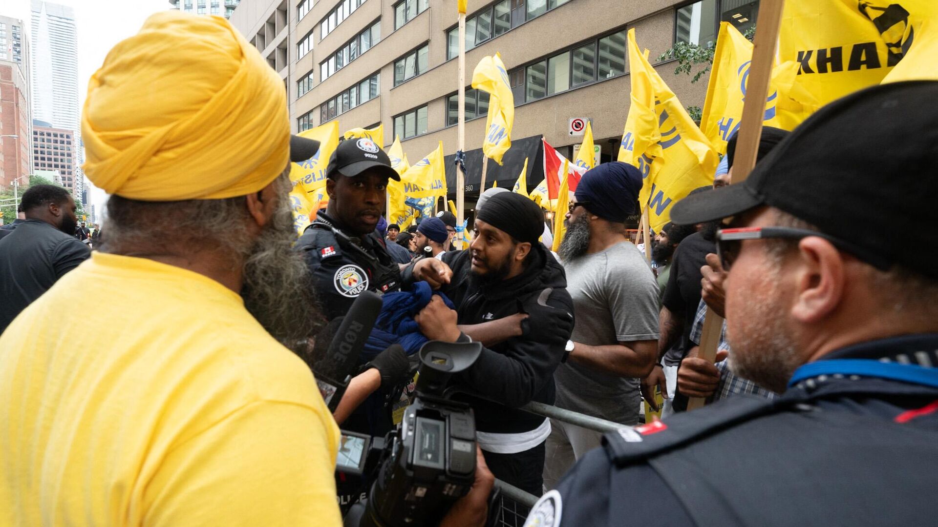 Sikhs protestors for the independence of Khalistan scuffle with police in front of the Indian Consulate in Toronto, Canada, on July 8, 2023. - Sputnik भारत, 1920, 20.10.2023