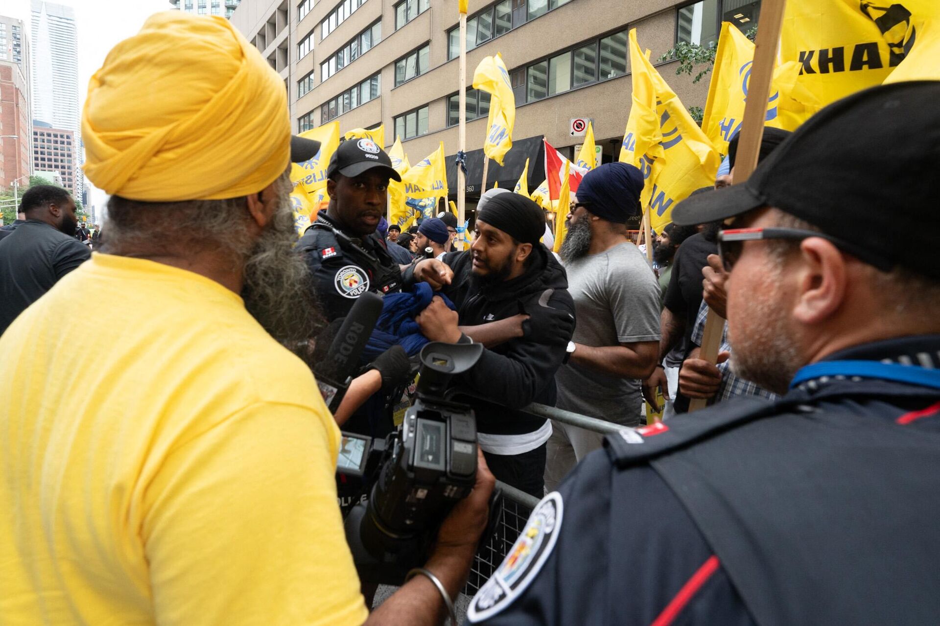 Sikhs protestors for the independence of Khalistan scuffle with police in front of the Indian Consulate in Toronto, Canada, on July 8, 2023. - Sputnik India, 1920, 20.09.2023
