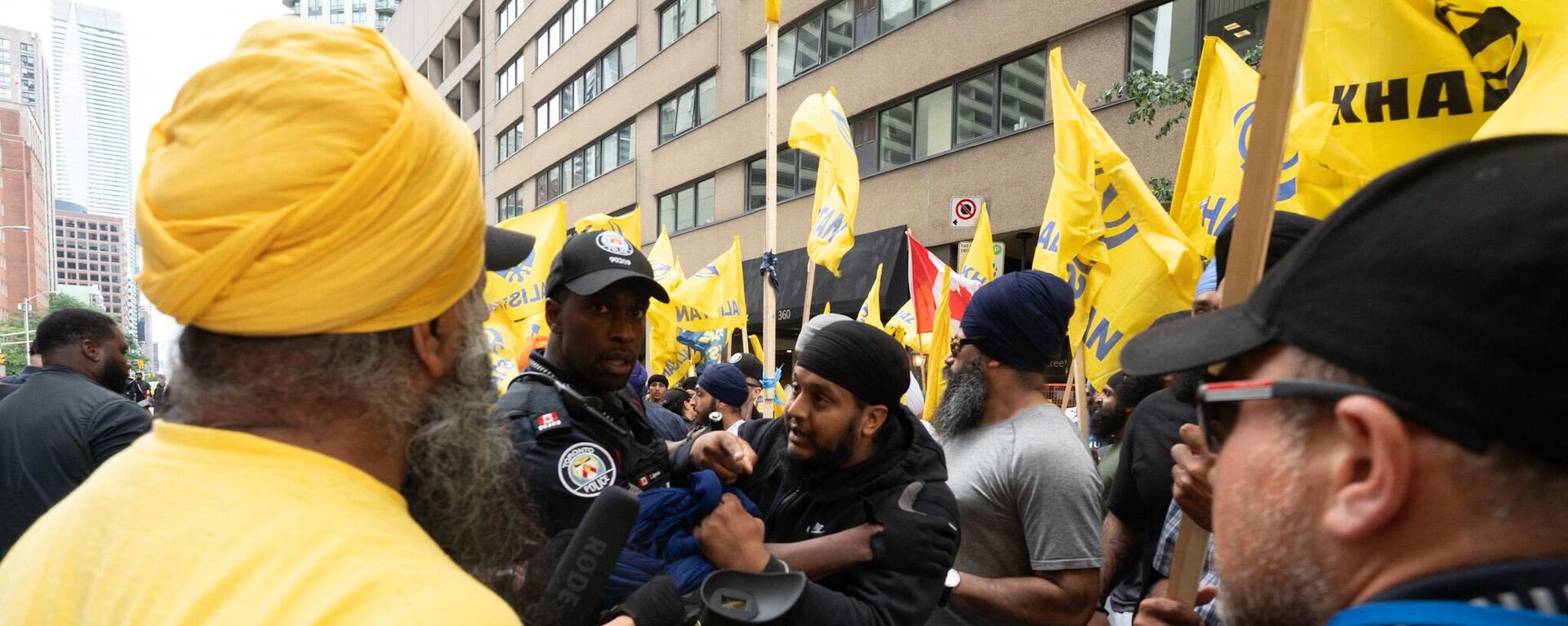 Sikhs protestors for the independence of Khalistan scuffle with police in front of the Indian Consulate in Toronto, Canada, on July 8, 2023. - Sputnik भारत, 1920, 01.12.2023