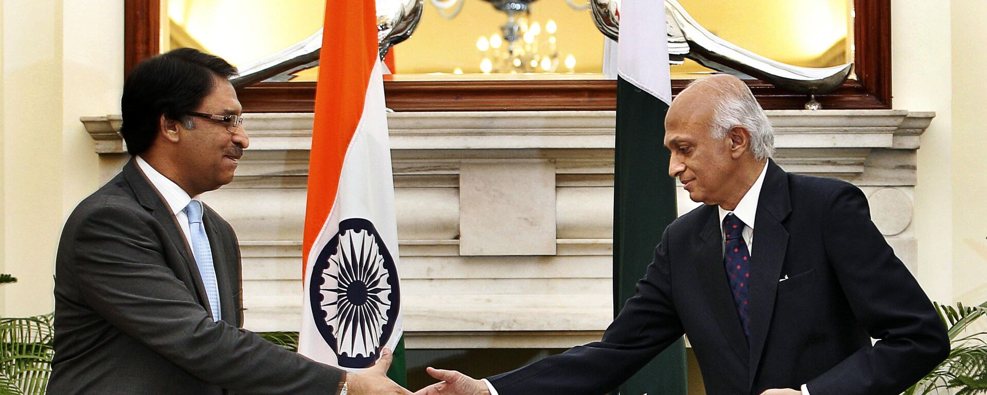 Indian Foreign Secretary Ranjan Mathai, right, shakes handswith his Pakistani counterpart Jalil Abbas Jilani after a joint press conference, in New Delhi, India , Thursday, July 5, 2012. - Sputnik India, 1920, 20.09.2023
