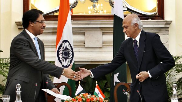 Indian Foreign Secretary Ranjan Mathai, right, shakes handswith his Pakistani counterpart Jalil Abbas Jilani after a joint press conference, in New Delhi, India , Thursday, July 5, 2012. - Sputnik India