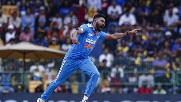 India's Mohammed Siraj celebrates the wicket of Sri Lanka's Dhananjaya de Silva during the Asia Cup final cricket match between India and Sri Lanka in Colombo, Sri Lanka, Sunday, Sept. 17, 2023. - Sputnik भारत