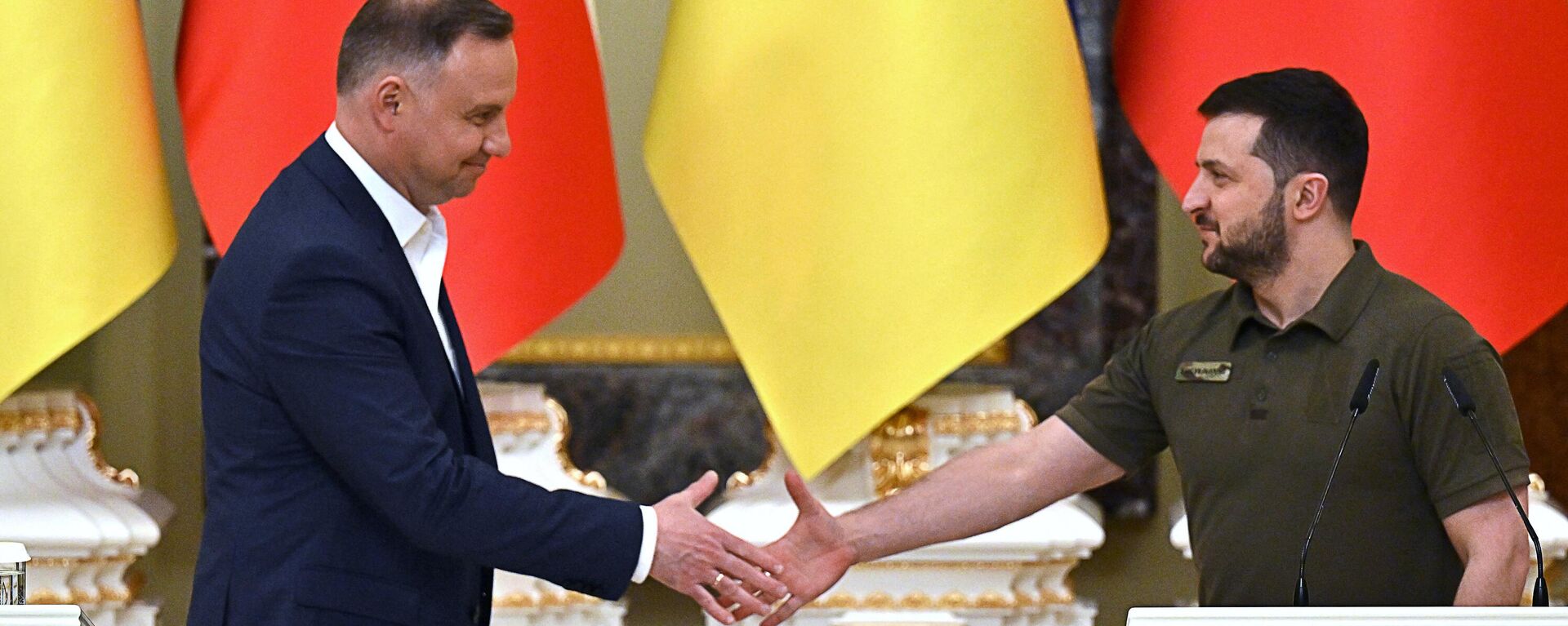 Ukrainian President Volodymyr Zelensky (R) and his Polish counterpart Andrzej Duda shake hands during a press conference following their talks in Kiev on May 22, 2022. - Sputnik भारत, 1920, 20.09.2023