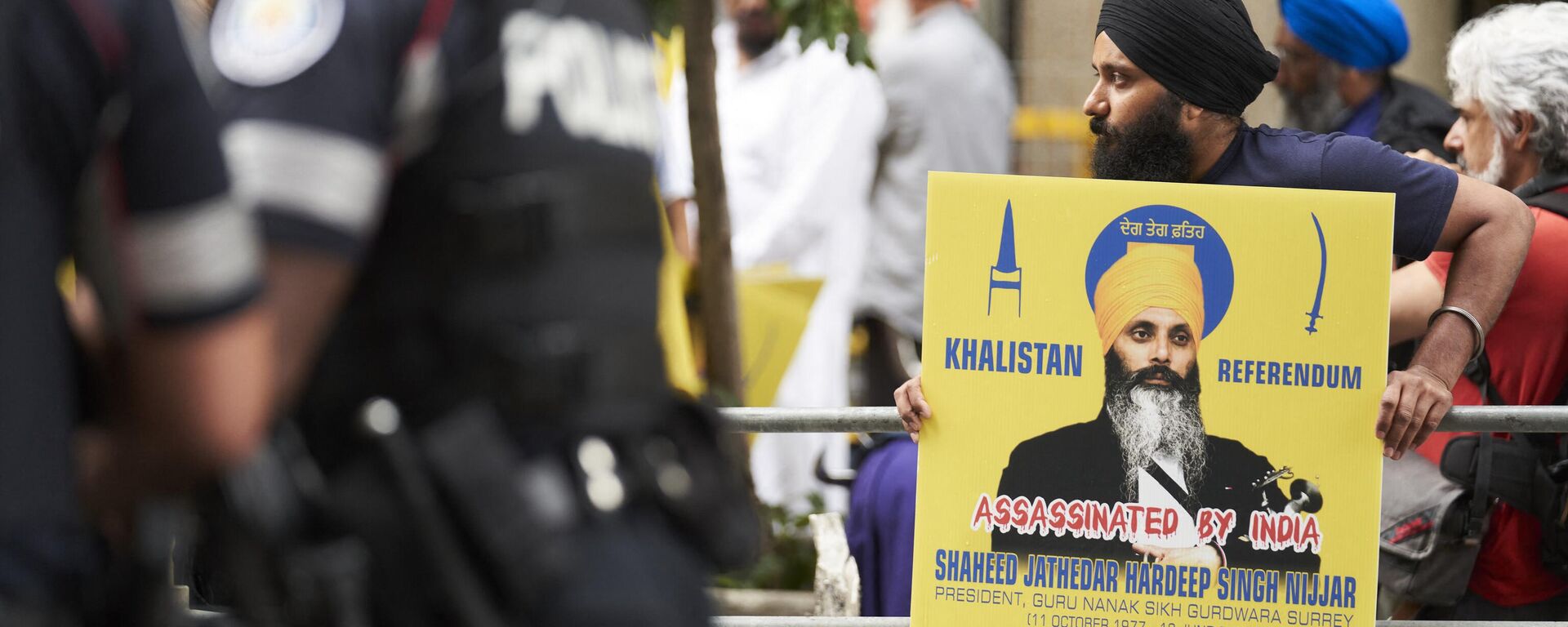 Sikhs protest for the independence of Khalistan in front of the Indian Consulate in Toronto, Canada, on July 8, 2023. - Sputnik भारत, 1920, 21.09.2023