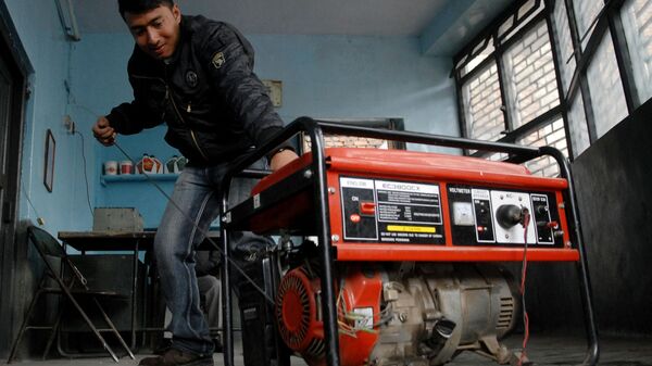 A Nepalese man starts a power generator after a power cut at his shop in Kathmandu on December 26, 2008.  Nepal's Maoist-run government has declared a national power crisis and warned that blackouts in the impoverished country will increase to at least 16 hours per day, officials said.  - Sputnik भारत