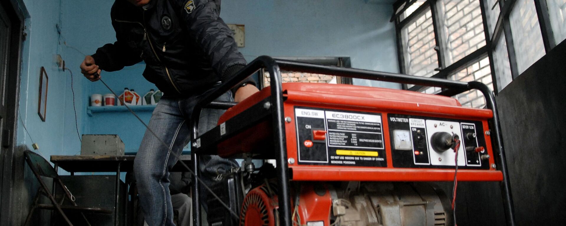 A Nepalese man starts a power generator after a power cut at his shop in Kathmandu on December 26, 2008.  Nepal's Maoist-run government has declared a national power crisis and warned that blackouts in the impoverished country will increase to at least 16 hours per day, officials said.  - Sputnik भारत, 1920, 21.09.2023