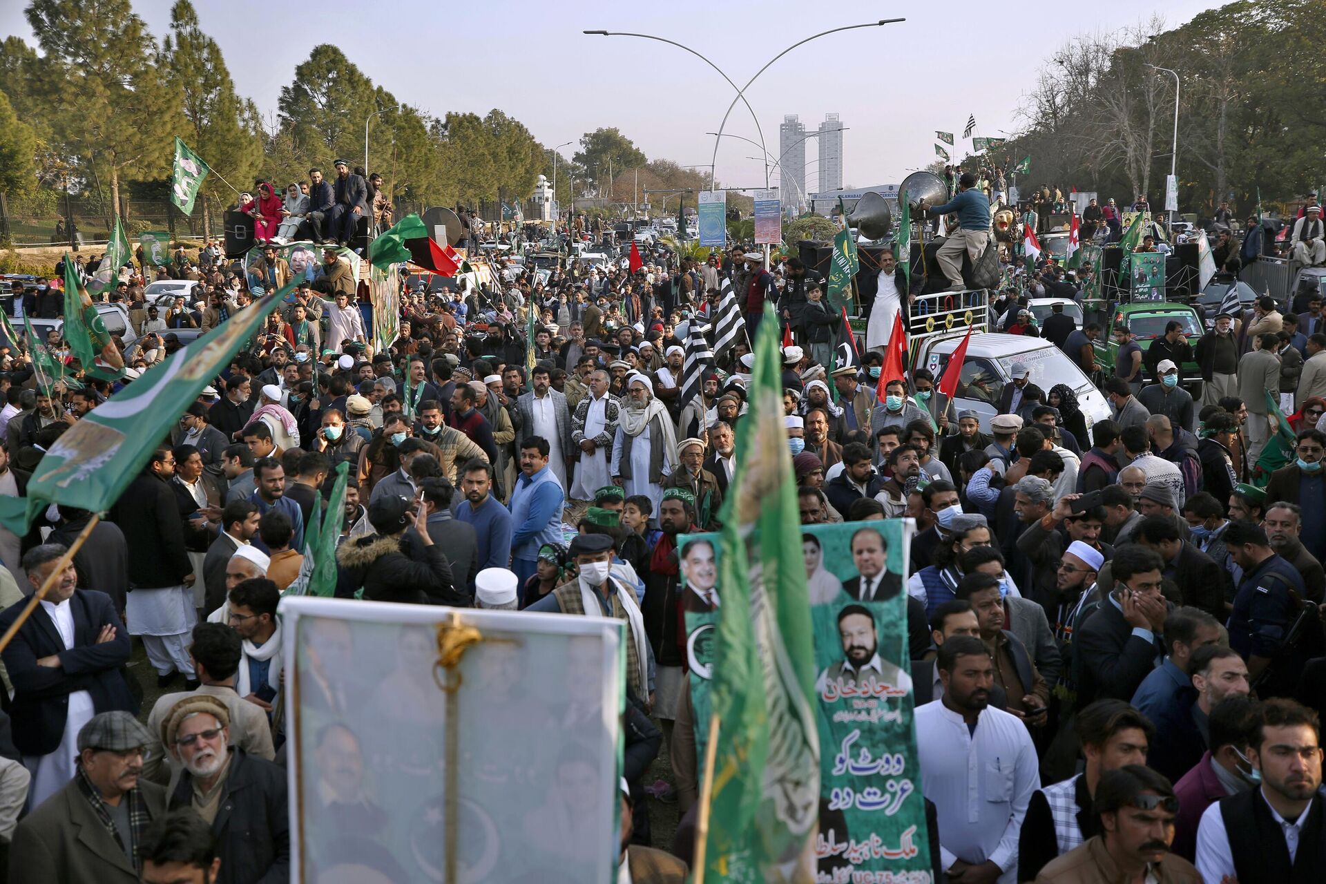 Supporters of the Pakistan Democratic Movement, an alliance of opposition parties, attend a rally outside the head office of Election Commission of Pakistan, in Islamabad, Pakistan, Tuesday, Jan. 19, 2021. - Sputnik India, 1920, 07.12.2023