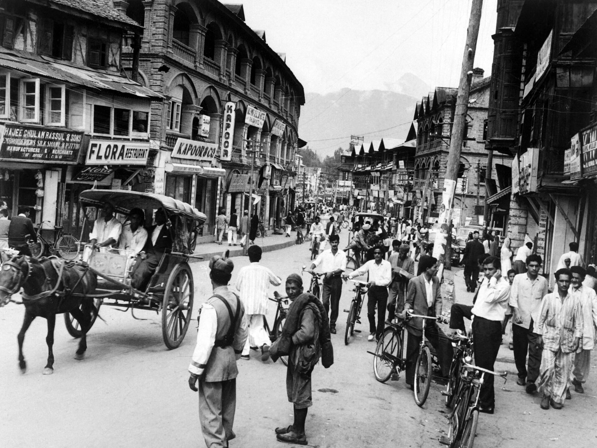 A picture dated September 1, 1965 shows a street seen in Srinagar, Kashmir where everyday life goes on during the Second Indo-Pakistani War. - Sputnik India, 1920, 23.09.2023