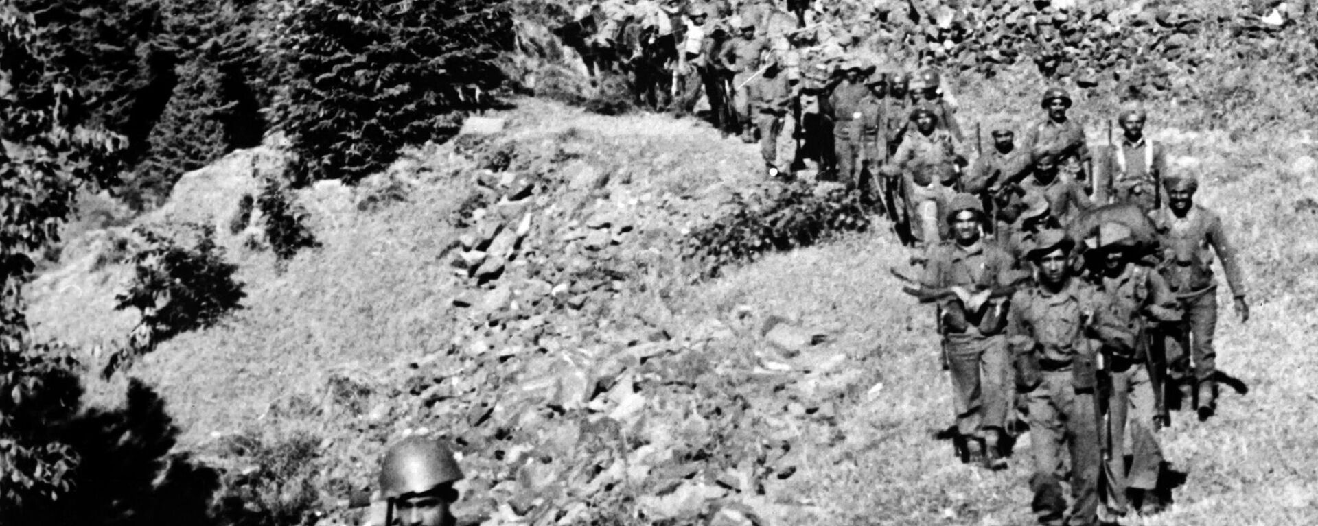 A picture dated September 13, 1965 shows a column of Indian soldiers progressing in the Haji-Pir gorge during the Second Indo-Pakistani War. - Sputnik India, 1920, 23.09.2023