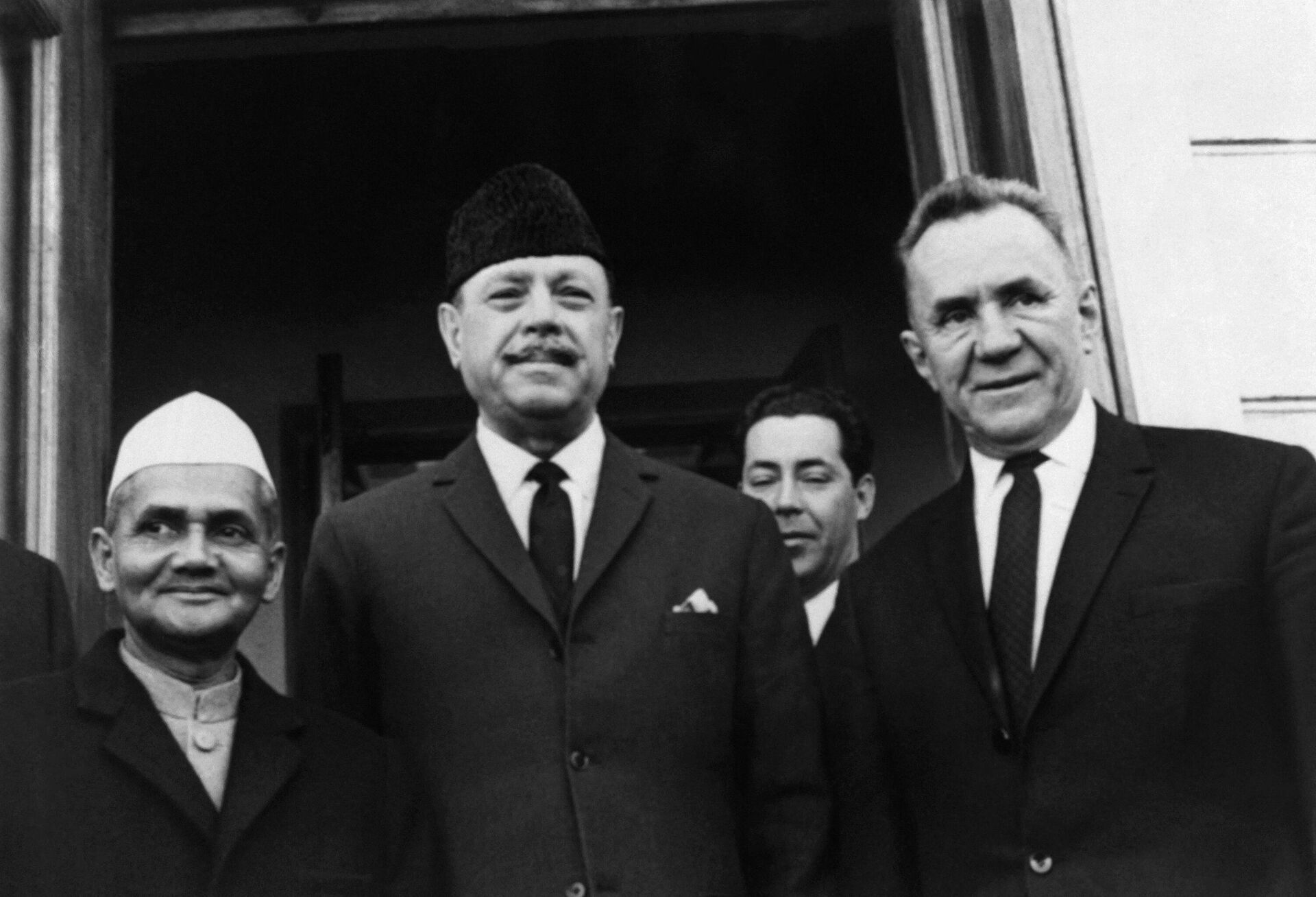 Picture released on January 10, 1966 of Prime Minister of India Lal Bahadur Shastri (L), President of Pakistan Muhammad Ayub Khan (C) and Soviet Prime minister Alexei Kosygin meeting for the Tashkent conference and the signature of a peace treaty after the Indo-Pakistani War of 1965. - Sputnik India, 1920, 23.09.2023