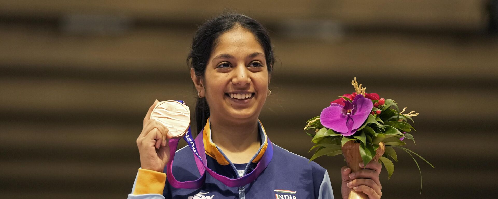 India's Ramita poses with her bronze medal during the awards ceremony of the women's 10-meter air rifle final in the 19th Asian Games - Sputnik भारत, 1920, 24.09.2023