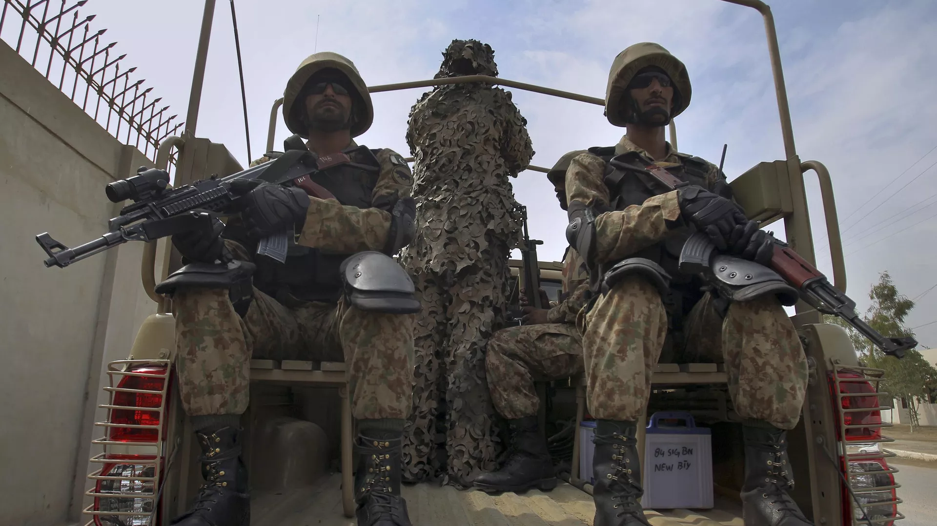 Pakistani army troops