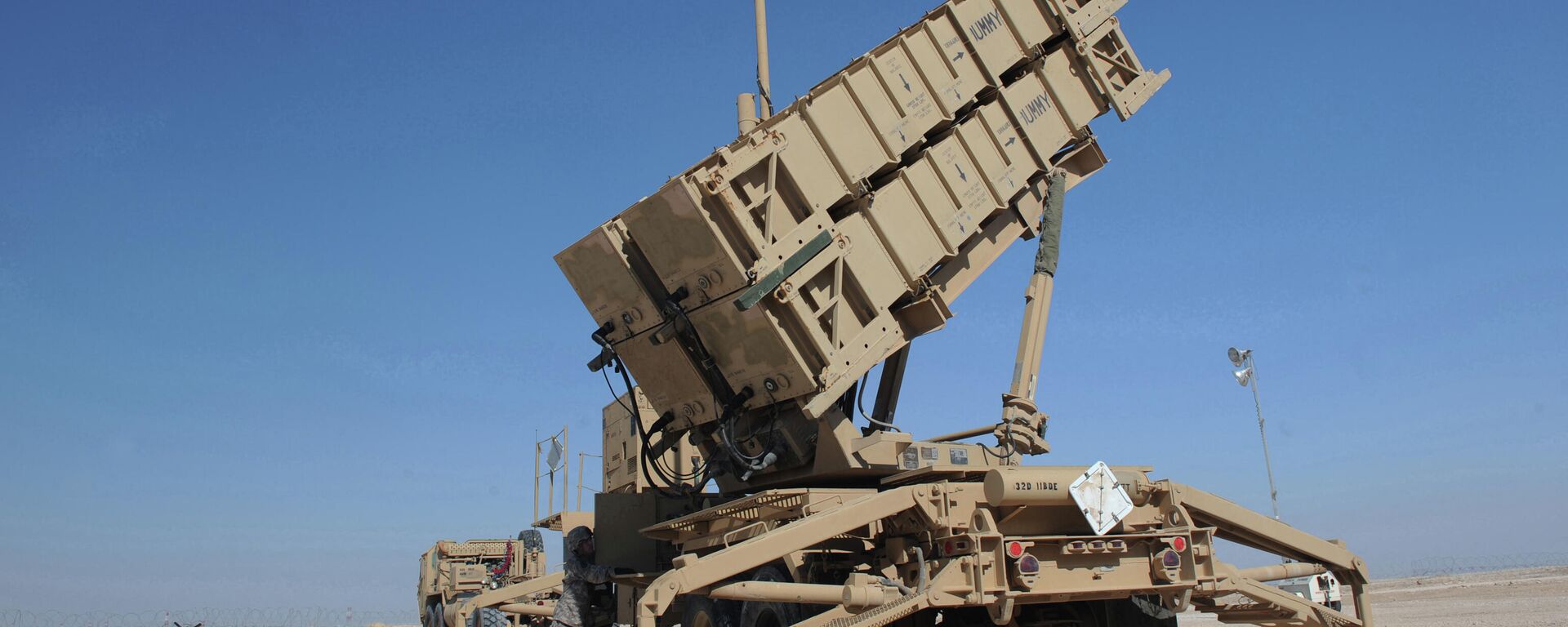 Army Spc. Timothy Jones operates a Patriot missile battery in Southwest Asia, Feb. 8, 2010. The Defense Department announced Oct. 11, 2019, that it will deploy two Patriot missile batteries to Saudi Arabia. - Sputnik भारत, 1920, 24.09.2023