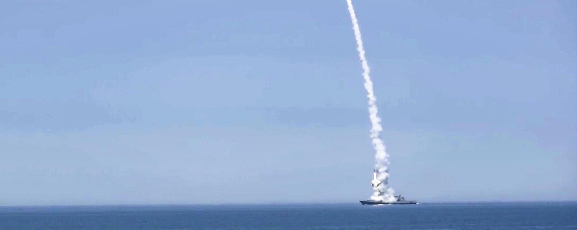  In this photo released by Russian Defense Ministry Press Service on Monday, Oct. 10, 2022, a Russian warship launches a cruise missile at a target in Ukraine.  - Sputnik भारत, 1920, 25.09.2023