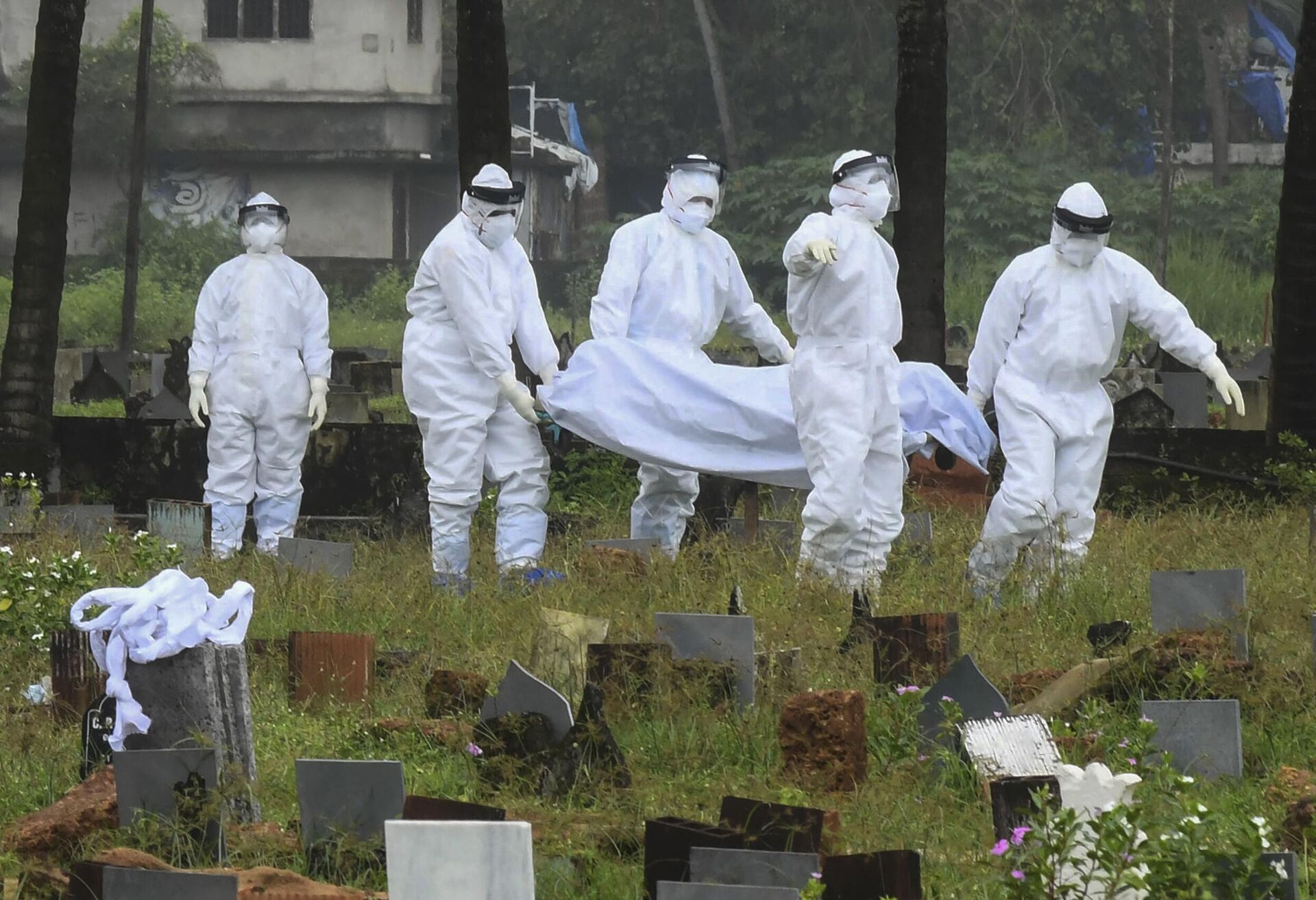 People in protective suits prepare to cremate the body of a 12-year-old boy died of the Nipah virus in Kozhikode, Kerala state, India, Sunday, Sept.5, 2021. (AP Photo/Shijith. K) - Sputnik India, 1920, 25.09.2023