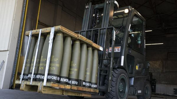 Airmen with the 436th Aerial Port Squadron use a forklift to move 155 mm shells ultimately bound for Ukraine, April 29, 2022, at Dover Air Force Base, Del. - Sputnik भारत