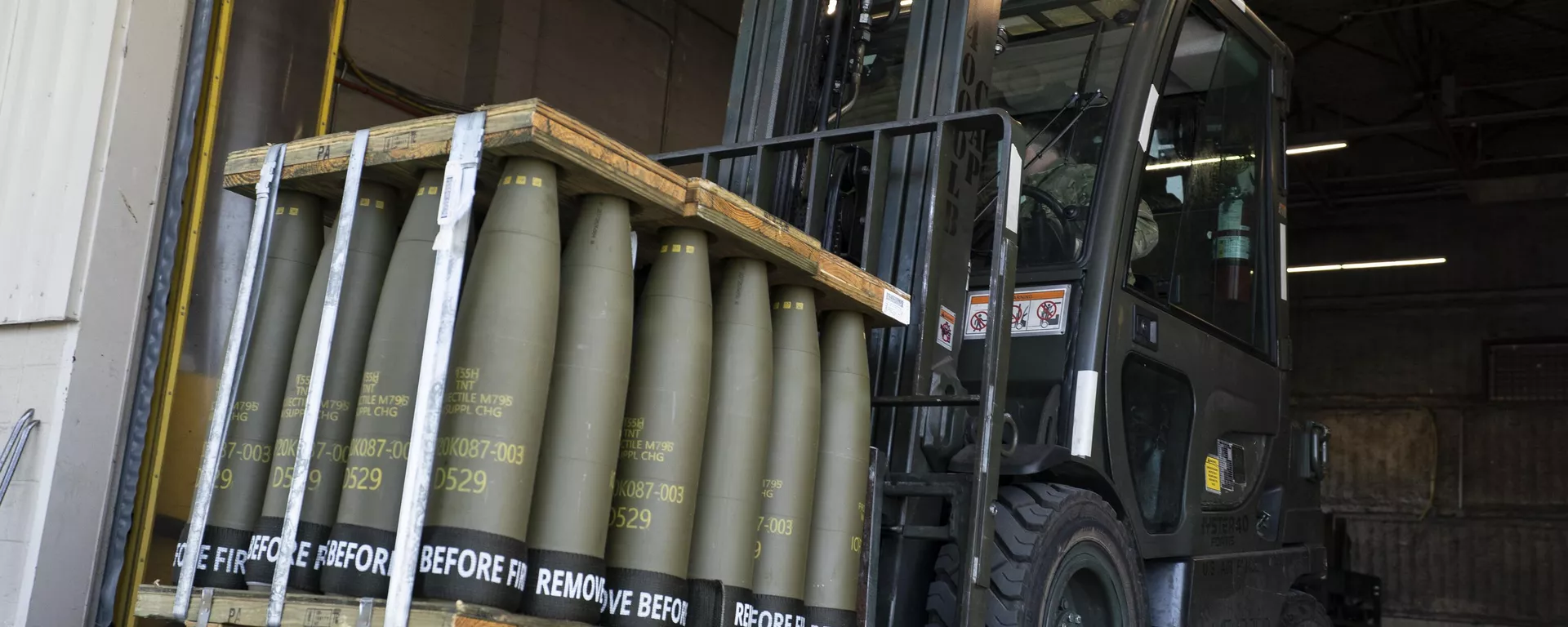 Airmen with the 436th Aerial Port Squadron use a forklift to move 155 mm shells ultimately bound for Ukraine, April 29, 2022, at Dover Air Force Base, Del. - Sputnik भारत, 1920, 26.09.2023
