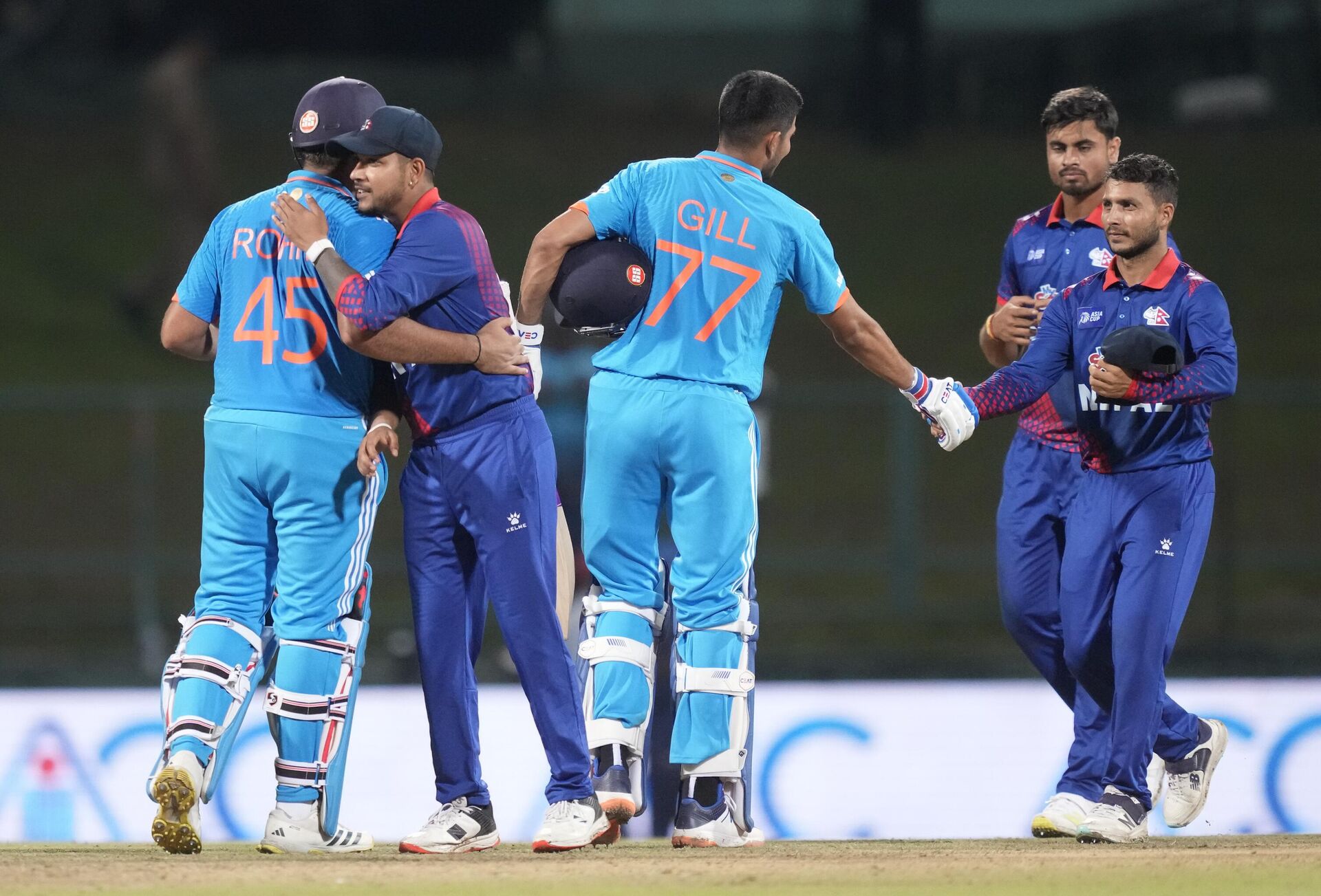 Nepals' team members congratulate India's Rohit Sharma and Shubman Gill for their 10 wickets win in the Asia Cup cricket match between India and Nepal in Pallekele, Sri Lanka on Monday, Sep. 4. - Sputnik भारत, 1920, 30.10.2023