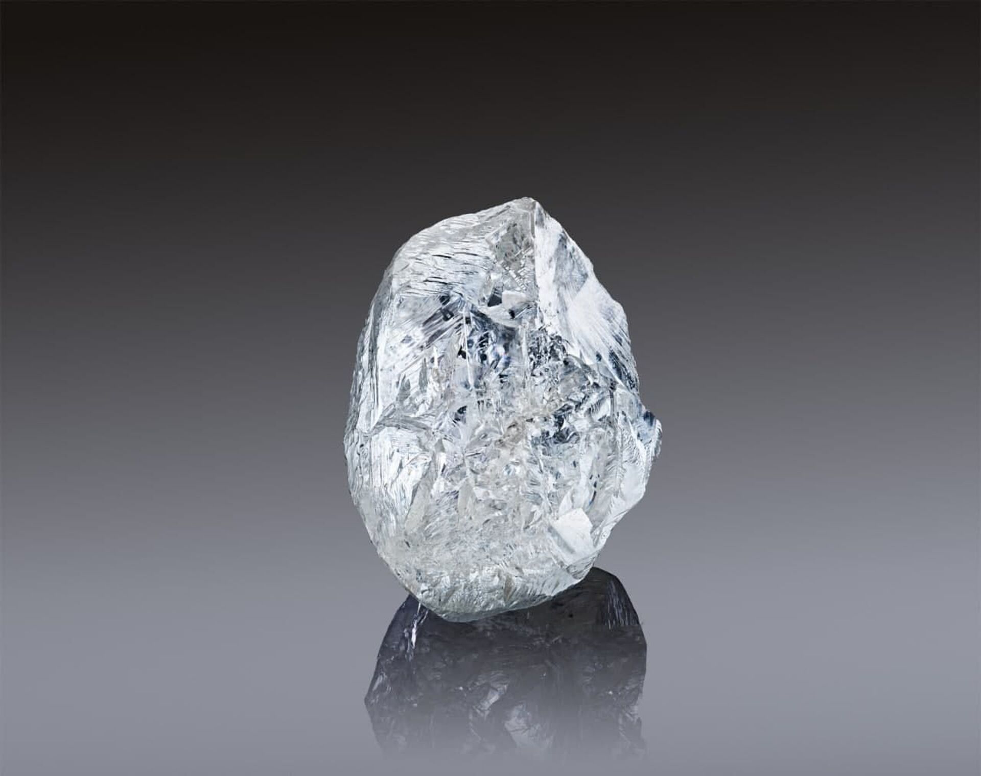 In this handout photo released by the Russian diamond producer Alrosa, a view shows a rare 242-carat rough diamond, which will be offered at the 100th international auction of Alrosa in Dubai on March 22, 2021 - Sputnik India, 1920, 27.09.2023