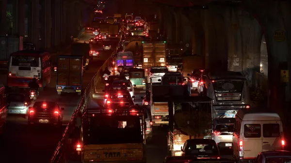 Commuters get caught in a traffic jam on the evening before the commencement of a weekend curfew due to a sharp spike in number of Covid-19 coronavirus infections in Bangalore on January 7, 2022. - Sputnik भारत