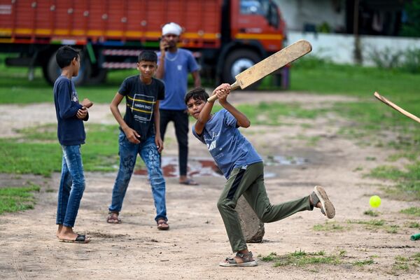 गुजरात के जंबूसर शहर में बच्चे क्रिकेट खेल रहे हैं।  - Sputnik भारत