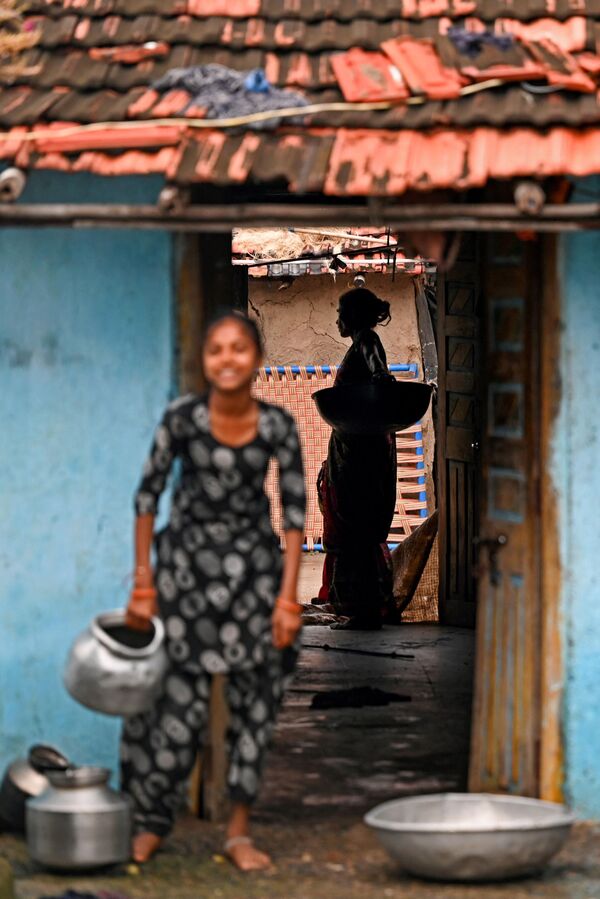 गुजरात के टंकरी बंदर गांव में एक महिला अपने घर में काम कर रही है।  - Sputnik भारत